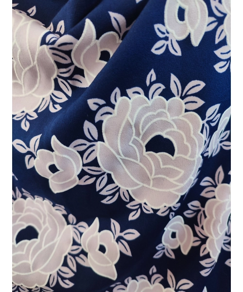 Bluzka kimono z luźnym dekoltem - duże pudrowe kwiaty